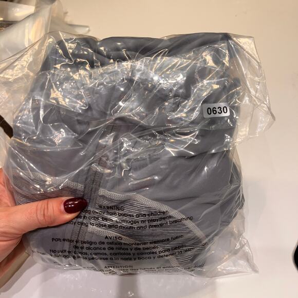 LULULEMON Gray In Stride Long Sleeves Zip Up Jacket Size 2 - Picture 8 of 8